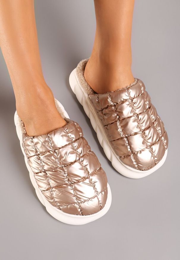 Renee - Ciemnobeżowe Płaskie Kapcie Vices Ozdobione Pikowaną Cholewką Aquintina. Okazja: na co dzień. Kolor: beżowy. Materiał: jeans. Szerokość cholewki: normalna. Wzór: aplikacja. Styl: casual