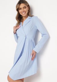 Born2be - Jasnoniebieska Rozkloszowana Sukienka Mini z Kopertową Górą i Plisami na Dole Lontasa. Kolor: niebieski. Typ sukienki: kopertowe. Styl: elegancki. Długość: mini #4