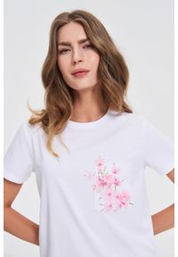 MOODO - T-shirt z printem na kieszonce biały. Kolor: biały. Materiał: bawełna, elastan. Wzór: nadruk