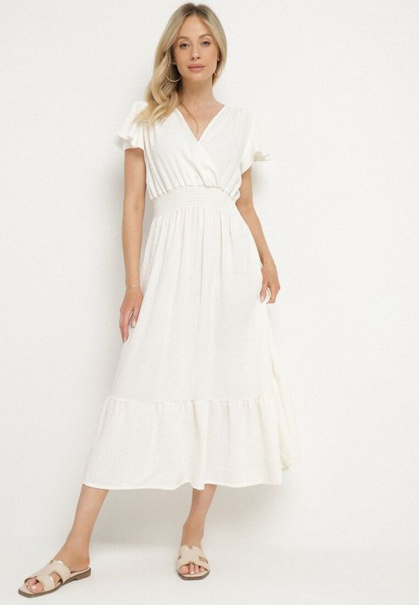 Born2be - Jasnobeżowa Sukienka o Rozkloszowanym Kroju z Kopertowym Dekoltem i Gumką w Talii Reiliana. Okazja: na imprezę, na co dzień. Typ kołnierza: dekolt kopertowy. Kolor: beżowy. Typ sukienki: kopertowe. Styl: casual, elegancki