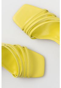 Steve Madden sandały Aglow kolor żółty. Zapięcie: klamry. Kolor: żółty. Materiał: materiał. Wzór: gładki. Obcas: na obcasie. Wysokość obcasa: średni #3