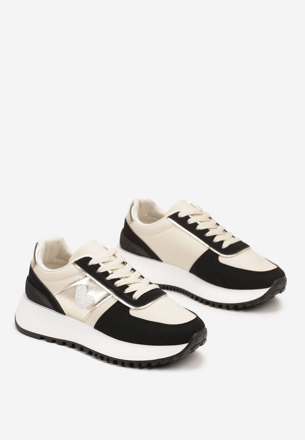 Renee - Czarne Sneakersy z Naszywką Serduszka i Piankową Platformą Timera. Nosek buta: okrągły. Zapięcie: sznurówki. Kolor: czarny. Wzór: aplikacja. Obcas: na platformie. Wysokość obcasa: niski