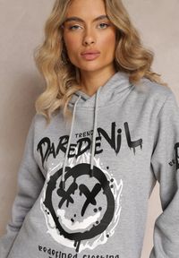 Renee - Jasnoszara Bluza z Polarem i Nadrukiem Thalindra. Typ kołnierza: kaptur. Kolor: szary. Materiał: polar. Wzór: nadruk. Styl: elegancki #4