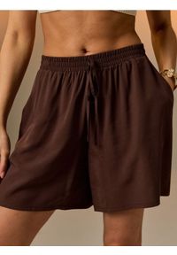 Sinsay - Wiskozowe szorty z kieszeniami - brązowy. Kolor: brązowy. Materiał: wiskoza #1