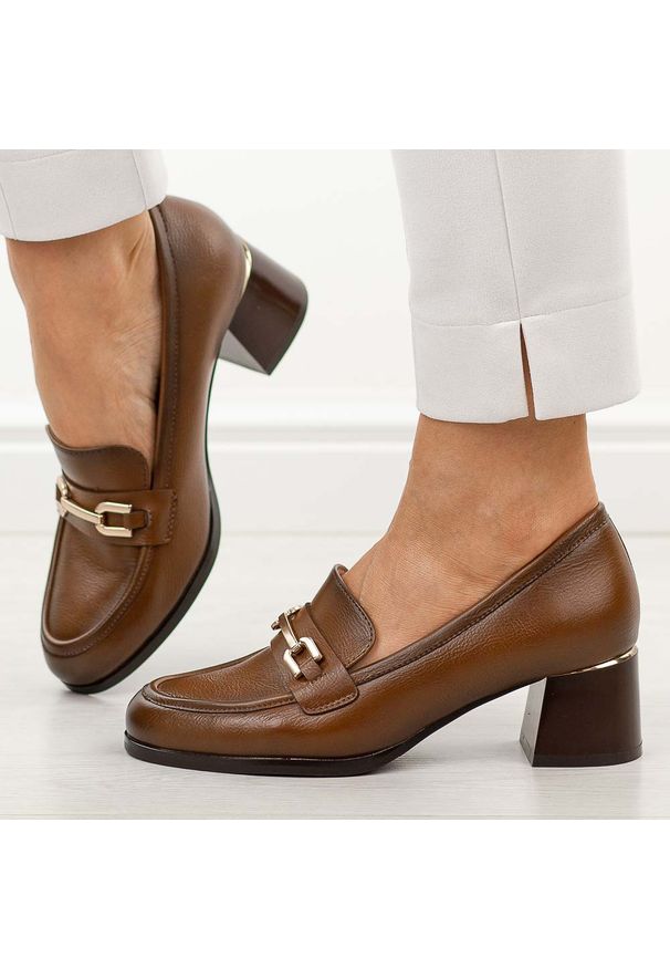 POTOCKI - Brązowe półbuty damskie na obcasie Potocki 12784. Okazja: na co dzień, na spotkanie biznesowe. Nosek buta: okrągły. Kolor: brązowy. Szerokość cholewki: normalna. Wzór: aplikacja. Materiał: skóra. Sezon: wiosna, jesień. Obcas: na obcasie. Styl: casual, biznesowy, elegancki, klasyczny. Wysokość obcasa: średni