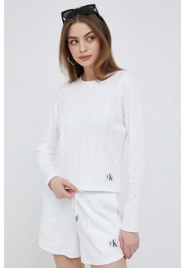 Calvin Klein Jeans longsleeve damski kolor biały. Okazja: na co dzień. Kolor: biały. Materiał: dzianina, prążkowany. Długość rękawa: długi rękaw. Wzór: aplikacja. Styl: casual, klasyczny