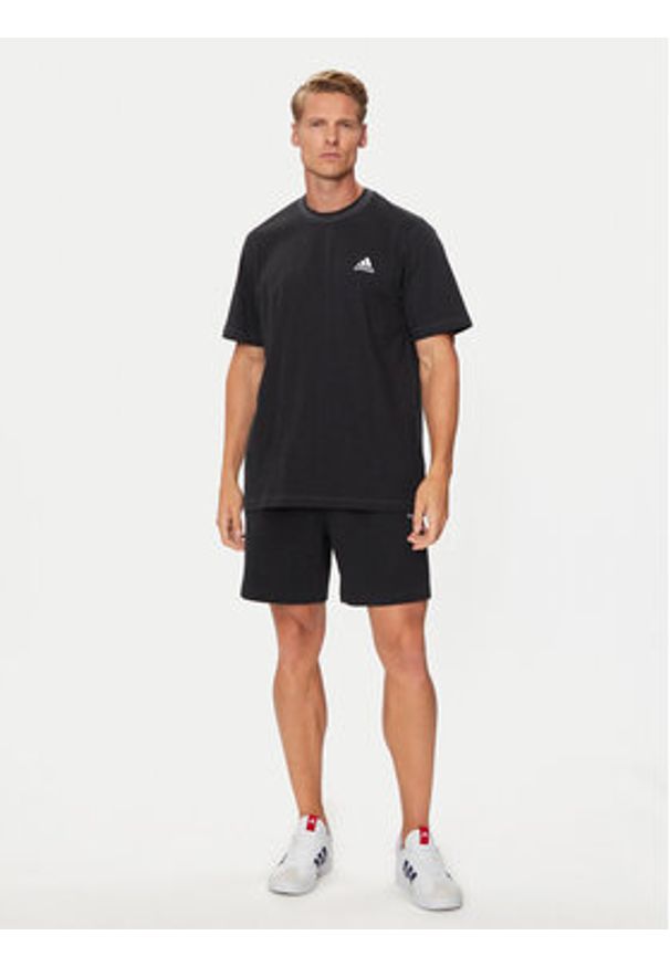 Adidas - adidas T-Shirt Seasonal Essentials IW6358 Czarny Regular Fit. Kolor: czarny. Materiał: bawełna