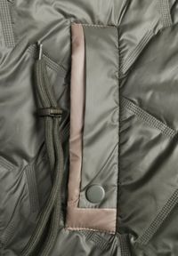 Born2be - Zielona Pikowana Kurtka z Odpinanym Kapturem i Dłuższym Tyłem Harmenope. Okazja: na co dzień. Kolekcja: plus size. Kolor: zielony. Materiał: poliester, jeans. Długość: długie. Styl: casual #3