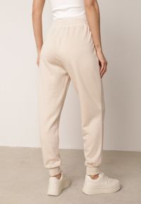 Born2be - Beżowe Spodnie Dresowe Joggery z Wysokim Stanem i Ściągaczami przy Kostkach Janlea. Okazja: do domu, na co dzień, na spacer. Stan: podwyższony. Kolor: beżowy. Materiał: dresówka. Długość: krótkie. Styl: sportowy, klasyczny, casual #6