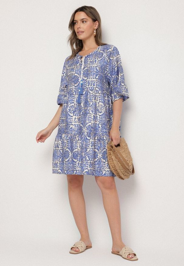 Born2be - Niebieska Sukienka z Lnem o Rozkloszowanym Kroju z Falbanami i Metalicznym Nafrukiem Rinanis. Okazja: na co dzień. Typ kołnierza: dekolt w serek. Kolor: niebieski. Materiał: len. Wzór: aplikacja. Styl: elegancki, casual, klasyczny