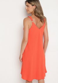 Born2be - Czerwona Sukienka z Wiskozy o Trapezowym Kroju na Ramiączkach Folindea. Okazja: na spacer, na co dzień. Typ kołnierza: dekolt w serek. Kolor: czerwony. Materiał: wiskoza. Długość rękawa: na ramiączkach. Typ sukienki: trapezowe. Styl: casual, klasyczny #6