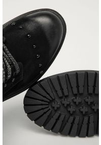 Wrangler - Botki. Nosek buta: okrągły. Zapięcie: sznurówki. Kolor: czarny. Materiał: syntetyk, materiał, zamsz, guma. Szerokość cholewki: normalna. Obcas: na obcasie. Wysokość obcasa: średni #4