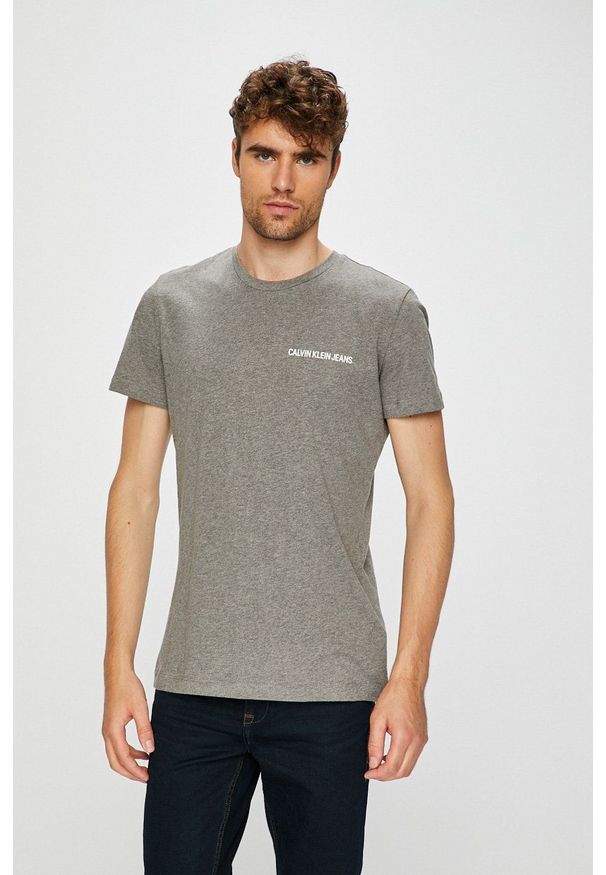 Calvin Klein Jeans - T-shirt. Okazja: na co dzień. Kolor: szary. Materiał: dzianina. Wzór: gładki. Styl: casual