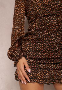 Renee - Czarno-Pomarańczowa Sukienka Wolfgrove. Kolor: czarny. Długość rękawa: długi rękaw. Wzór: aplikacja, nadruk. Sezon: wiosna, jesień, zima, lato. Typ sukienki: kopertowe #2