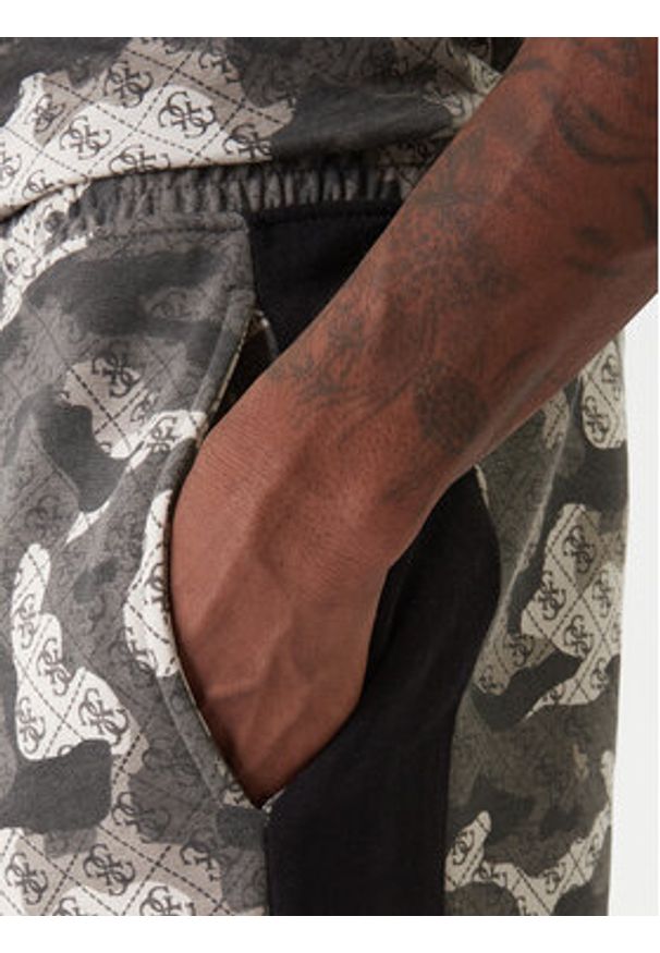 Guess Szorty sportowe Z6RD00 K9YI1 Szary Regular Fit. Kolor: szary. Materiał: bawełna. Styl: sportowy