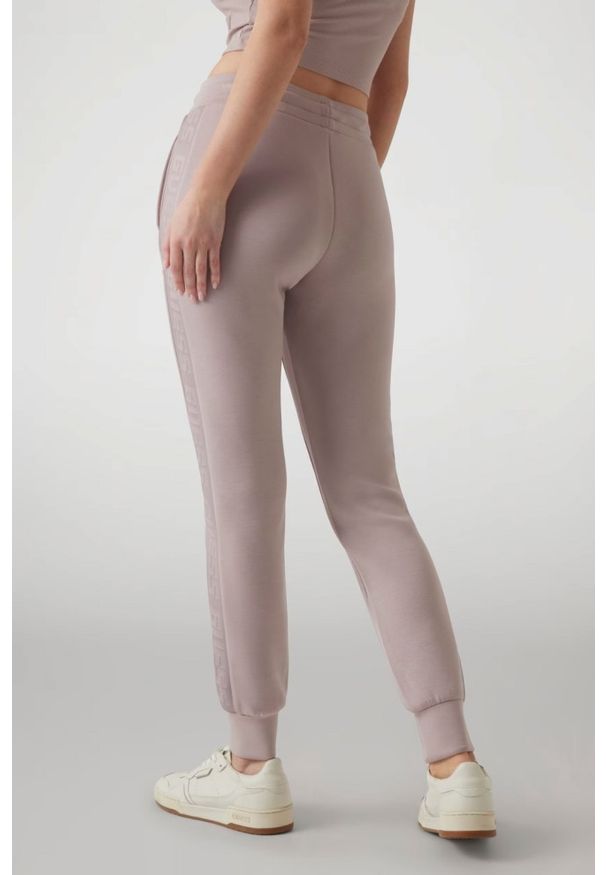 Guess - GUESS Dresowe damskie spodnie w kolorze taupe Allie Scuba, Rozmiar S. Kolor: beżowy. Materiał: dresówka