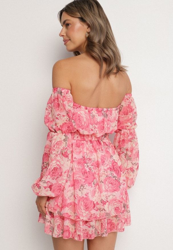 Born2be - Różowa Wiskozowa Sukienka Hiszpanka z Falbanami i Paskiem w Kwiaty Virmoi. Okazja: na spacer, na co dzień. Typ kołnierza: dekolt hiszpanka. Kolor: różowy. Materiał: wiskoza. Wzór: kwiaty. Typ sukienki: proste. Styl: casual