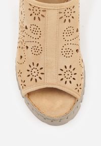 Born2be - Ciemnobeżowe Sandały VICES na Koturnie z Ażurowymi Wycięciami w Kwiaty Salaphis. Okazja: na co dzień. Zapięcie: rzepy. Kolor: beżowy. Materiał: len. Wzór: kwiaty, ażurowy. Sezon: lato. Obcas: na koturnie. Styl: casual #7