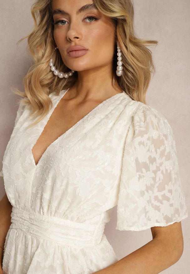 Renee - Jasnobeżowa Sukienka o Rozkloszowanym Kroju z Dekoltem w Serek i Falbankami Drapia. Okazja: na imprezę. Typ kołnierza: dekolt w serek, kołnierz z falbankami. Kolor: beżowy. Materiał: skóra. Styl: rockowy, elegancki