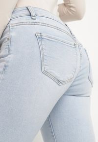 Born2be - Jasnoniebieskie Jeansy o Dopasowanym Kroju z Niskim Stanem Kolithria. Okazja: na co dzień. Stan: obniżony. Kolor: niebieski. Styl: elegancki, casual #3