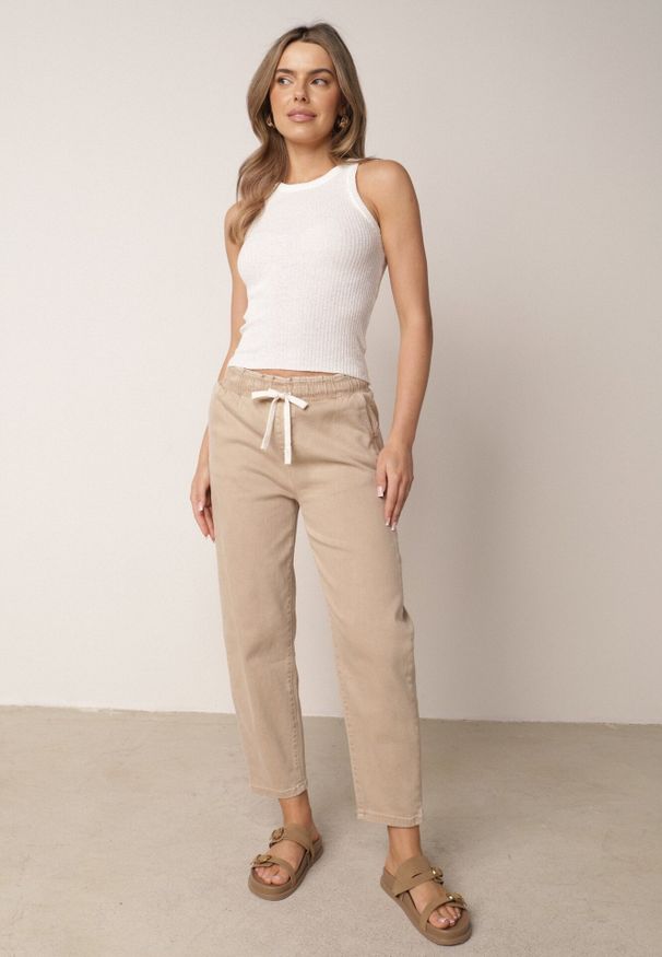 Born2be - Beżowe Bawełniane Jeansy Mom Fit z Wysokim Stanem i Wiązaniem w Talii Raeney. Okazja: na co dzień. Stan: podwyższony. Kolor: beżowy. Długość: krótkie. Styl: elegancki, casual