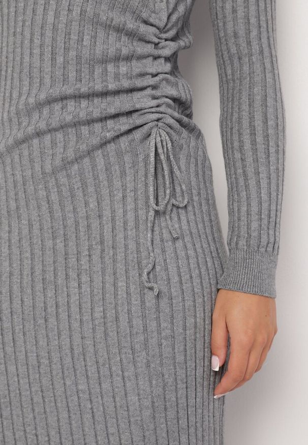 Born2be - Szara Dopasowana Sukienka z Wiskozą z Prążkowanego Materiału Ściągana Troczkiem Eleavia. Okazja: na co dzień. Kolor: szary. Materiał: materiał, wiskoza, prążkowany. Wzór: aplikacja. Styl: casual