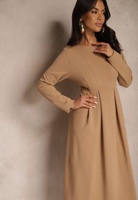 Renee - Ciemnobeżowa Rozkloszowana Sukienka w Eleganckim Stylu Temilissa. Okazja: na co dzień, na imprezę, na spotkanie biznesowe. Kolor: beżowy. Typ sukienki: rozkloszowane. Styl: elegancki #5