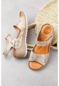 Casu - Beżowe sandały skórzane na koturnie na rzep casu 0474. Zapięcie: rzepy. Kolor: beżowy, złoty, wielokolorowy. Materiał: skóra. Obcas: na koturnie #1