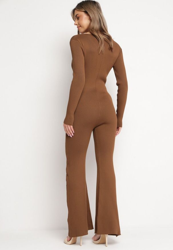 Born2be - Brązowy Wiskozowy Kombinezon Bodycon z Prążkowaniem i Suwakiem Alnorema. Kolor: brązowy. Materiał: prążkowany, wiskoza. Styl: elegancki