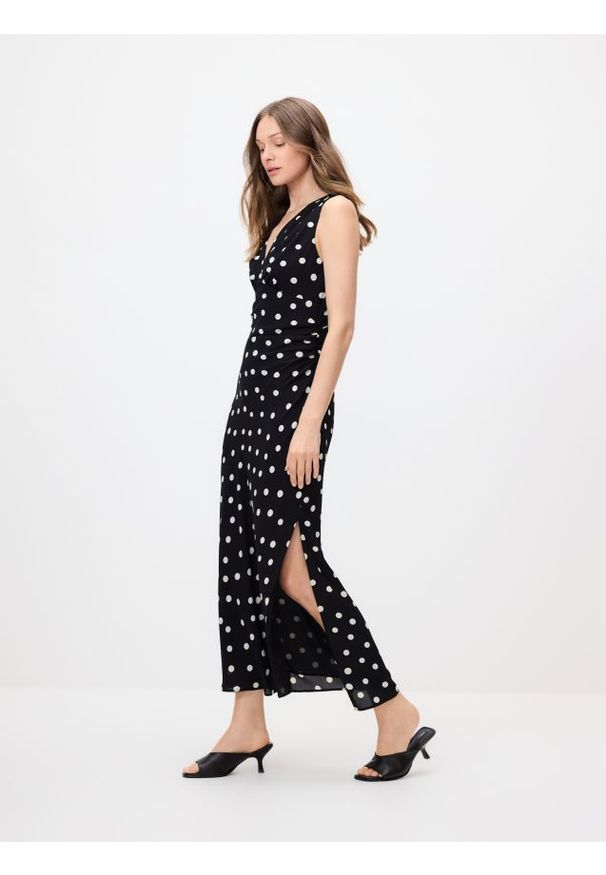 Reserved - Sukienka midi w grochy - czarny. Kolor: czarny. Materiał: tkanina. Wzór: grochy. Długość: midi