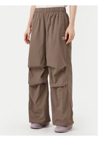 Adidas - adidas Spodnie dresowe Essentials Ripstop JD0783 Beżowy Loose Fit. Kolor: beżowy. Materiał: syntetyk #1