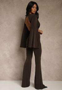 Renee - Brązowy Dopasowany Kombinezon z Rozkloszowanymi Rękawami i Głębokim Dekoltem Andrika. Kolor: brązowy. Styl: street #3