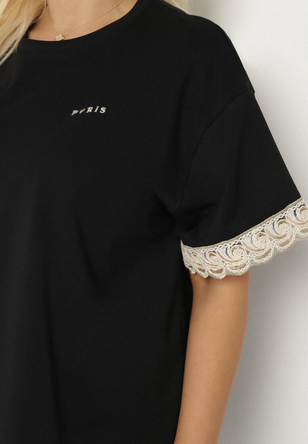 Born2be - Czarna Bawełniana Bluzka Ozdobiona Haftami Lizandra. Okazja: na co dzień. Kolor: czarny. Materiał: bawełna. Długość rękawa: krótki rękaw. Długość: krótkie. Wzór: aplikacja, haft. Styl: klasyczny, casual, elegancki