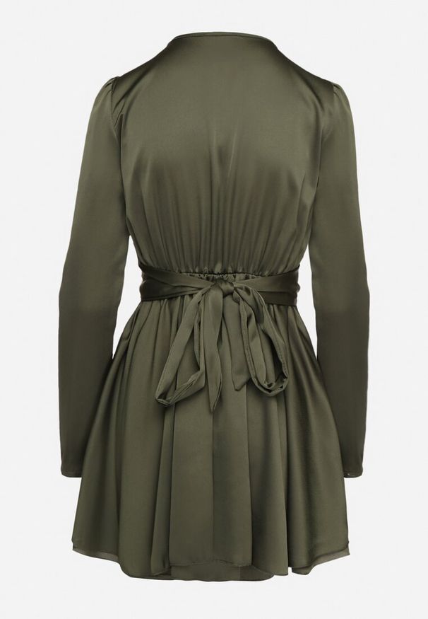 Born2be - Zielona Satynowa Sukienka Mini z Głębokim Dekoltem i Wiązaniem z Tyłu Liadan. Okazja: na imprezę. Kolor: zielony. Materiał: satyna. Styl: elegancki. Długość: mini