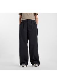 Spodnie damskie New Balance WP51538BK – czarne. Stan: podwyższony. Kolor: czarny. Materiał: bawełna, nylon
