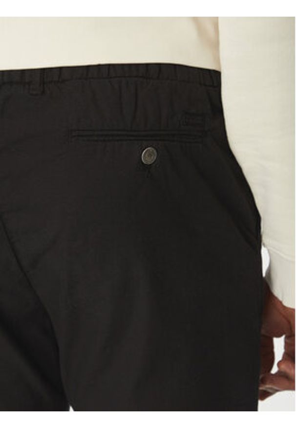 Guess Spodnie materiałowe M5RB51 WGXW1 Czarny Regular Fit. Kolor: czarny. Materiał: bawełna