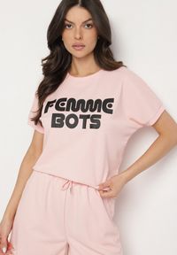 Born2be - Różowy T-shirt Ozdobiony Napisem Devenee. Okazja: na co dzień. Kolor: różowy. Materiał: jeans. Wzór: napisy, aplikacja. Styl: klasyczny, casual #6