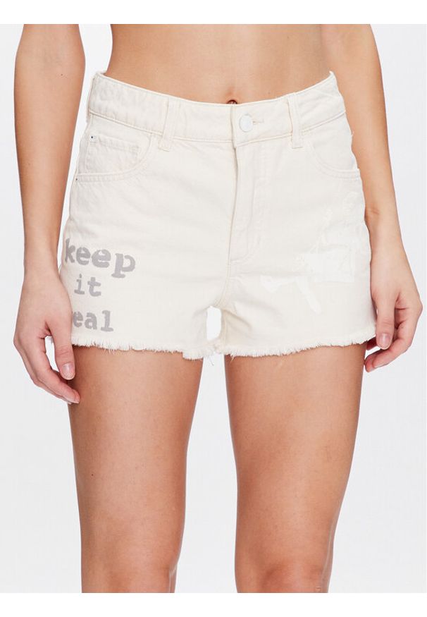 Guess Szorty jeansowe Mom W3GD26 D4Y00 Biały Regular Fit. Kolor: biały. Materiał: jeans, bawełna