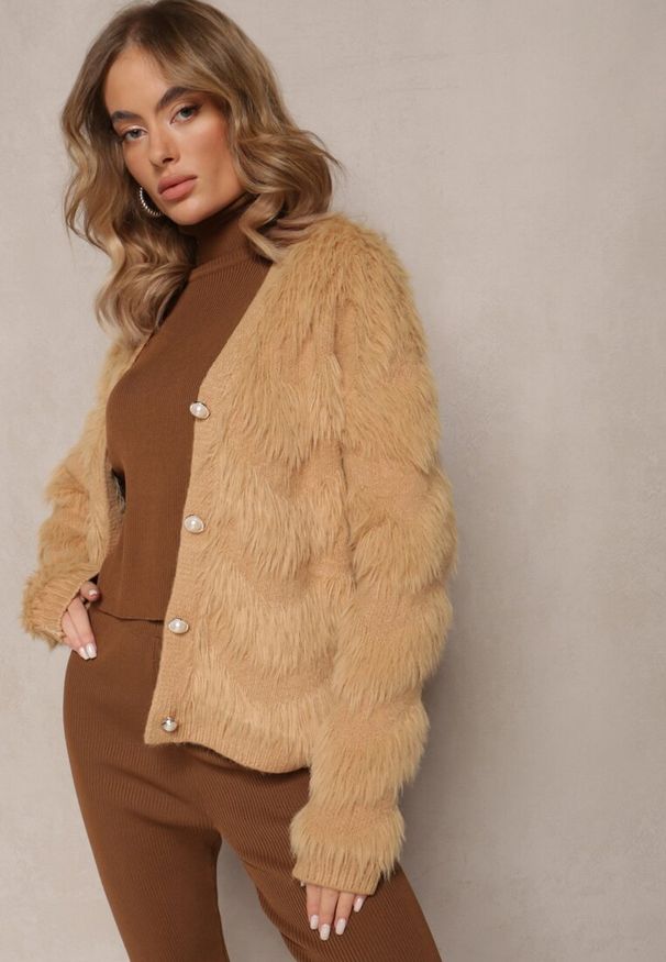 Renee - Ciemnobeżowy Zapinany Kardigan na Guziki z Puchatego Materiału Ralioppe. Kolor: beżowy. Materiał: materiał
