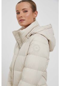 TOMMY HILFIGER - Tommy Hilfiger kurtka puchowa damska kolor beżowy zimowa. Kolor: beżowy. Materiał: puch. Sezon: zima #1