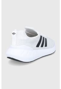 adidas Originals Buty Swift Run kolor szary. Nosek buta: okrągły. Zapięcie: sznurówki. Kolor: szary. Materiał: materiał, guma. Sport: bieganie