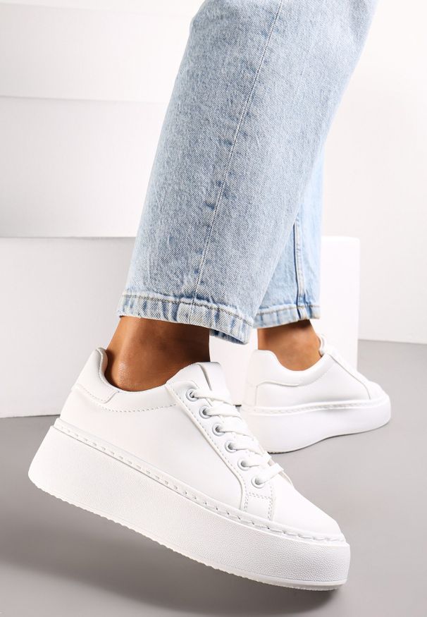 Born2be - Białe Sneakersy na Platformie Berdolina. Okazja: na co dzień. Kolor: biały. Materiał: jeans. Obcas: na platformie