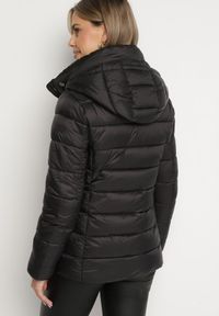 Born2be - Czarna Pikowana Kurtka z Odpinanym Kapturem Laolani. Okazja: na spacer, na co dzień. Kolor: czarny. Materiał: tkanina, jeans. Styl: casual, klasyczny #5