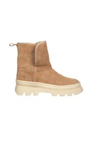 Botki Bayla-161 031 Jordy 001 Srt 81 Agatha Camel Suede 161657, Beżowy, Skóra naturalna - 36. Okazja: na co dzień. Nosek buta: okrągły. Zapięcie: bez zapięcia. Kolor: beżowy. Szerokość cholewki: normalna. Wysokość cholewki: za kostkę. Materiał: zamsz. Sezon: zima, jesień. Obcas: na obcasie. Styl: casual, elegancki. Wysokość obcasa: średni #1