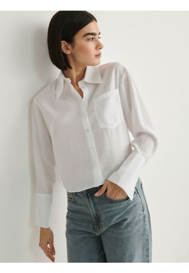 Reserved - Koszula z połyskującej tkaniny - biały. Kolor: biały. Materiał: tkanina. Wzór: gładki