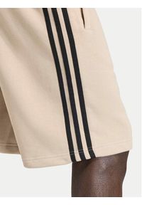 Adidas - adidas Szorty sportowe 3-Stripes KE6681 Beżowy Regular Fit. Kolor: beżowy. Materiał: bawełna. Styl: sportowy #4