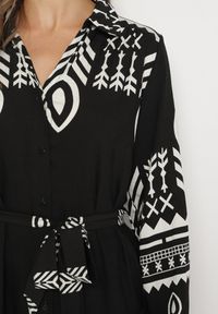 Born2be - Czarna Sukienka Koszulowa w Etno Wzór z Paskiem Avierira. Okazja: na co dzień. Kolor: czarny. Materiał: materiał, wiskoza. Typ sukienki: koszulowe. Styl: etno #2