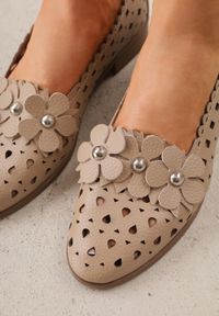 Born2be - Beżowe Ażurowe Półbuty w Stylu Mokasynów ze Skóry Naturalnej z Kwiatami 3D Uriloria. Okazja: na co dzień, do pracy. Kolor: beżowy. Materiał: skóra. Szerokość cholewki: normalna. Wzór: ażurowy, kwiaty. Sezon: wiosna, lato. Styl: casual, klasyczny, elegancki #8