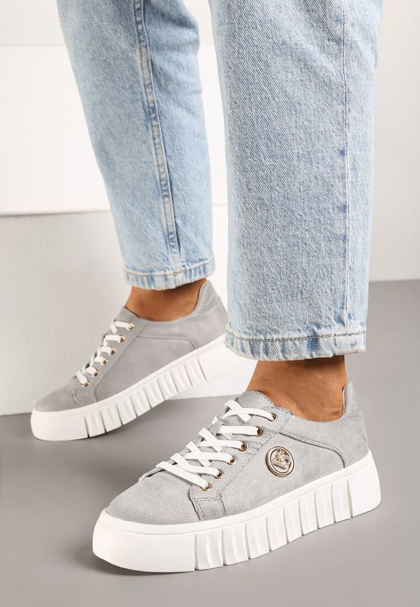 Born2be - Szare Sneakersy Vices na Grubej Tłoczonej Podeszwie ze Sznurowaniem i Metaliczną Ozdobą Ulfedi. Okazja: na co dzień. Kolor: szary. Materiał: satyna, jeans. Wzór: aplikacja