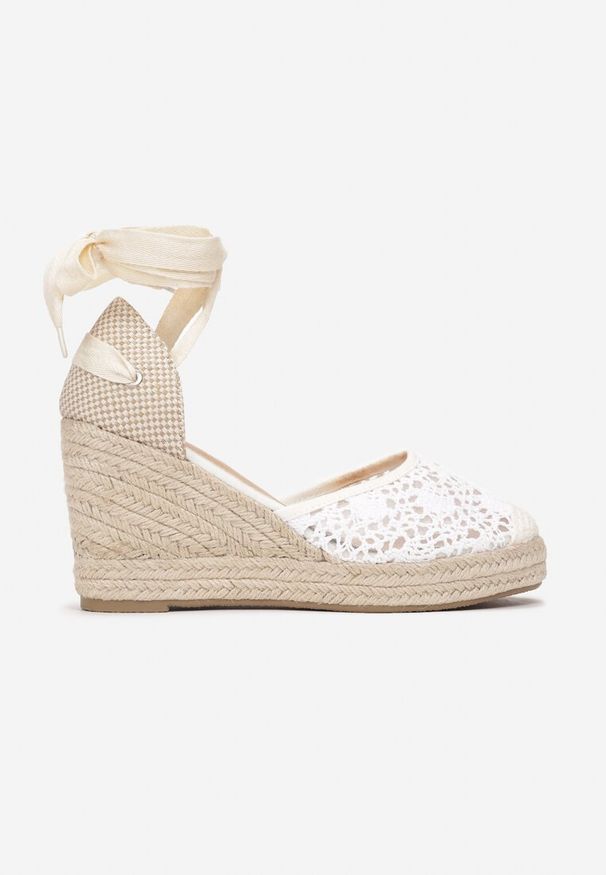 Born2be - Białe Sandały Danadise. Kolor: biały. Materiał: koronka, materiał. Wzór: koronka, ażurowy. Obcas: na koturnie